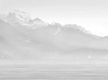 Papier peint Annecy et son lac paisible noir et blanc, XXL, tendance