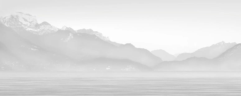 Papier peint Annecy et son lac paisible noir et blanc, XXL, tendance