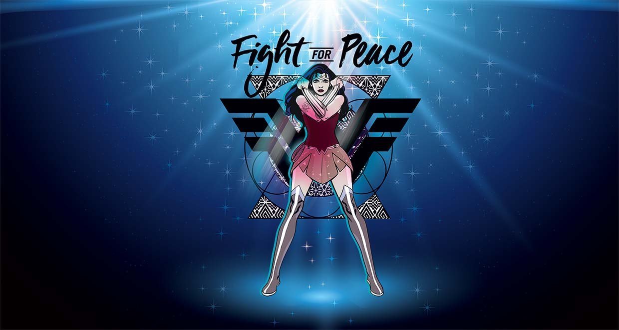 Papier peint panoramique Wonderwoman héroïne position défense - papier peint sur mesure francais - muralconcept